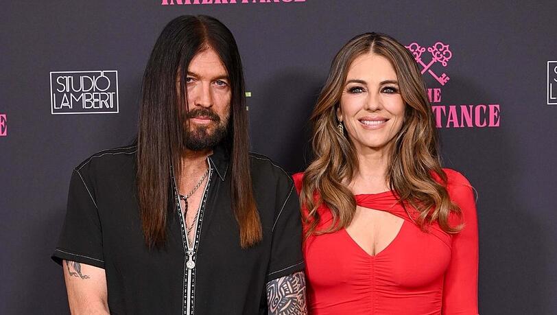 Anfang August begleitete Billy Ray Cyrus Elizabeth Hurley zur Londoner Premiere ihrer neuen Channel-4-Sendung "The Inheritance".