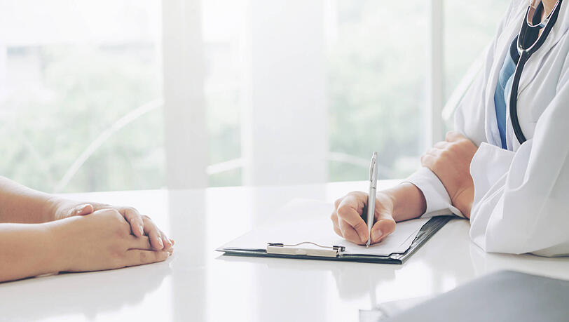 Ärzten fällt es manchmal schwer, in Gesprächen mit Patienten verständlich zu kommunizieren. Das berichten etwa die Münchnerinnen Alliyah und Christine.