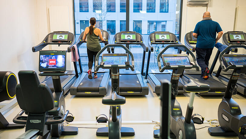 Zum Training auf dem Laufband hat ein Student aus M&uuml;nchen seine PCB-Waffe mitgenommen und herumliegen lassen. Jetzt ermittelt die Polizei gegen ihn. (Symbolbild)