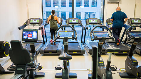Zum Training auf dem Laufband hat ein Student aus M&uuml;nchen seine PCB-Waffe mitgenommen und herumliegen lassen. Jetzt ermittelt die Polizei gegen ihn. (Symbolbild)