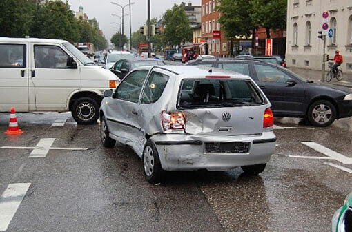 Ein 28-jähriger Student überfuhr eine rote Ampel. Deshalb kam es am Montag in der Gotthardstraße zu einem Unfall mit drei Fahrzeugen. Der VW Polo des Verkehrssünders wurde dabei gleich zweimal gerammt.