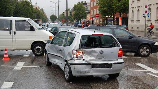 Ein 28-jähriger Student überfuhr eine rote Ampel. Deshalb kam es am Montag in der Gotthardstraße zu einem Unfall mit drei Fahrzeugen. Der VW Polo des Verkehrssünders wurde dabei gleich zweimal gerammt. Ein 28-jähriger Student überfuhr eine rote Ampel. Deshalb kam es am Montag in der Gotthardstraße zu einem Unfall mit drei Fahrzeugen. Der VW Polo des Verkehrssünders wurde dabei gleich zweimal gerammt.