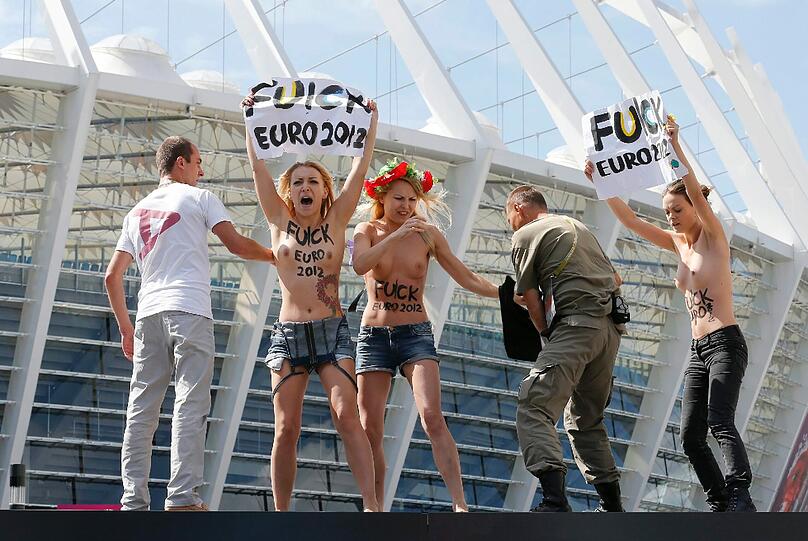 Nackte Tatsachen: Gewohnt freizügig protestierten Anhänger der feministischen Organisation Femen in London während Olympia - diesmal gegen islamistische Regimes und deren Unterstützung durch das olympische Kommitee. Da hatte die englische Polizei alle Hände voll zu tun.