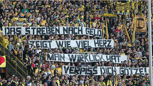 Mit diesem Plakat machten BVB-Fans ihrem Ärger über den Wechsel von Mario Götze zum FC Bayern Luft. Mit diesem Plakat machten BVB-Fans ihrem Ärger über den Wechsel von Mario Götze zum FC Bayern Luft.