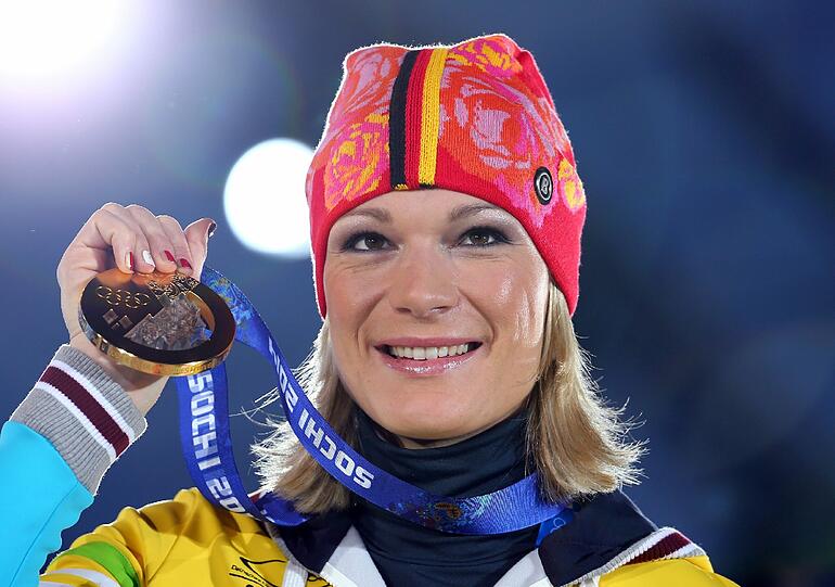 Maria Höfl-Riesch freut sich über ihre Goldmedaille bei der Super-Kombination in Sotschi 2014.