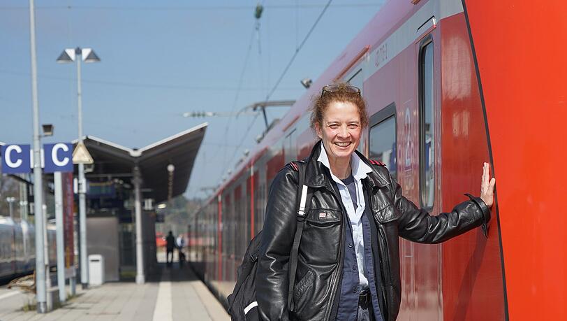 Stolz und glücklich an ihrem neuen Arbeitsplatz: Petra Groene neben einer S-Bahn, die die ehemalige Betriebswirtin heute als Lokführerin steuern darf. Stolz und glücklich an ihrem neuen Arbeitsplatz: Petra Groene neben einer S-Bahn, die die ehemalige Betriebswirtin heute als Lokführerin steuern darf.