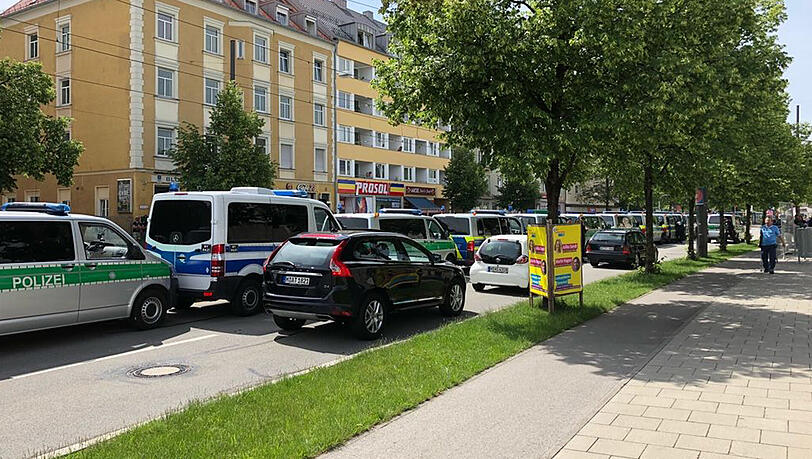Polizeiaufgebot in der Grünwalder Straße. Polizeiaufgebot in der Grünwalder Straße.