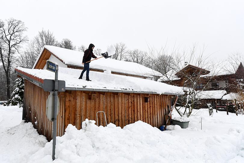 Angesichts solcher Massen, die vom Himmel fielen, kann das Schneeschippen auch mal länger gehen - sogar auf dem Dach (es drohen Dachlawinen).