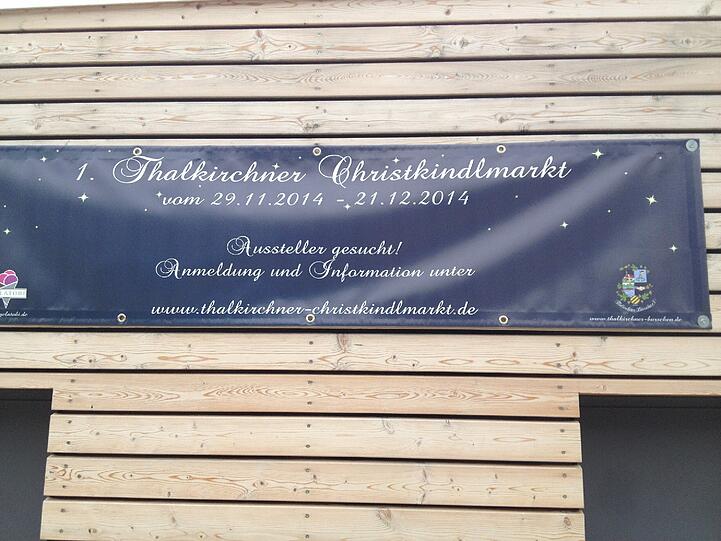 ... den Christkindlmarkt, der hier ab November stattfinden soll. Ob der Baum dann noch Nadeln trägt?
