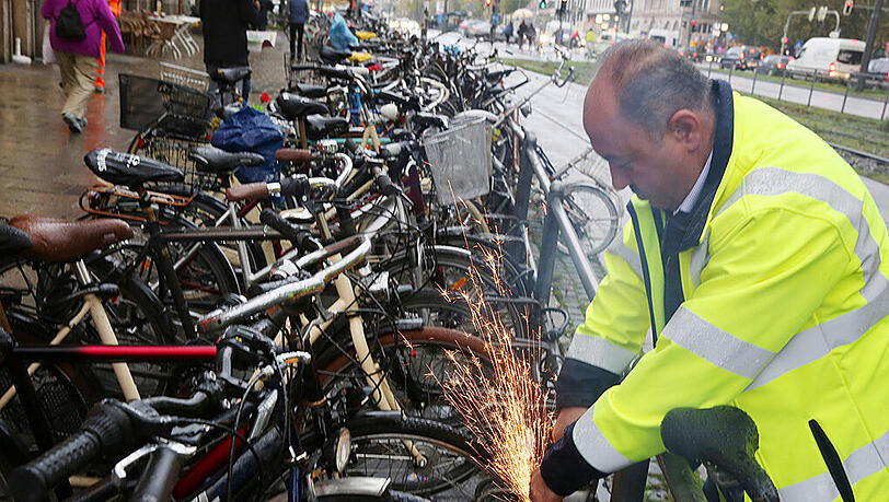 Am Sendlinger Tor: Die Schlösser der Schrotträder werden weggeflext. Am Sendlinger Tor: Die Schlösser der Schrotträder werden weggeflext.