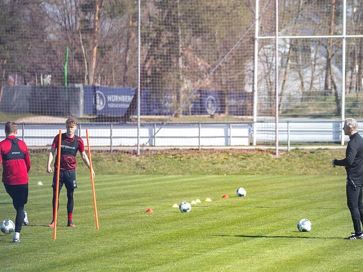 Jens Keller (r) betreut das Training vom 1. FC Nürnberg. Foto: Daniel Karmann/dpa