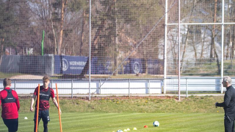 Jens Keller (r) betreut das Training vom 1. FC Nürnberg. Foto: Daniel Karmann/dpa Jens Keller (r) betreut das Training vom 1. FC Nürnberg. Foto: Daniel Karmann/dpa
