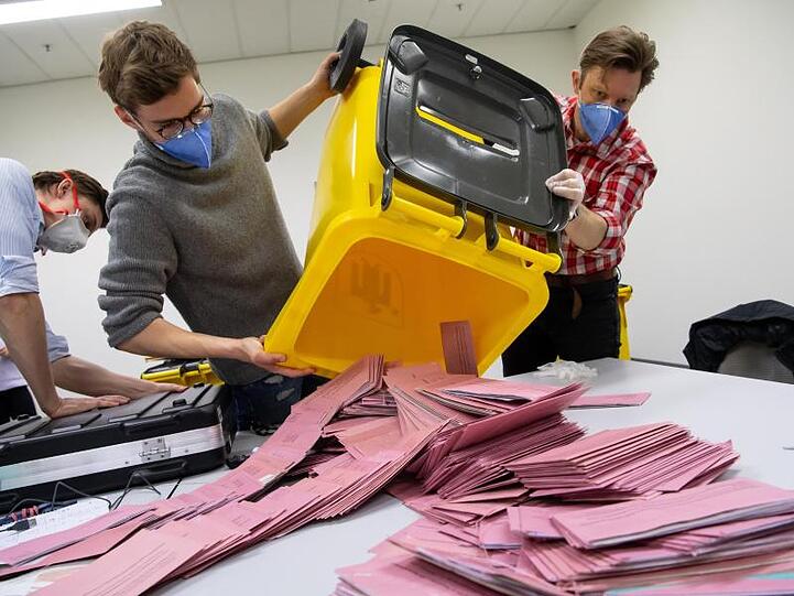 Wahlhelfer bei der Auszählung in München - mit Mundschutz.