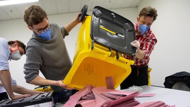 Wahlhelfer bei der Auszählung in München - mit Mundschutz. Wahlhelfer bei der Auszählung in München - mit Mundschutz.