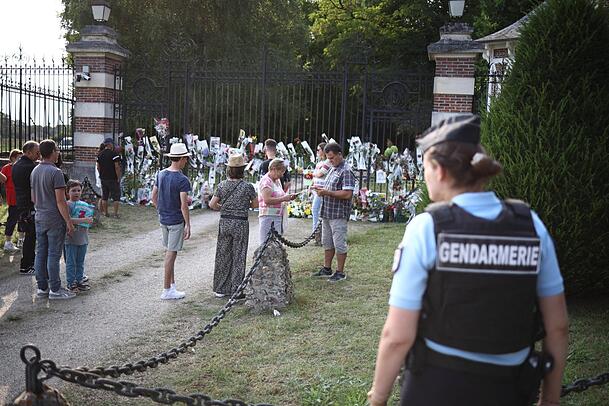 Fans verabschieden sich von Alain Delon am Tor von dessen Anwesen La Brûlerie im zentralfranzösischen Douchy. Fans verabschieden sich von Alain Delon am Tor von dessen Anwesen La Brûlerie im zentralfranzösischen Douchy.