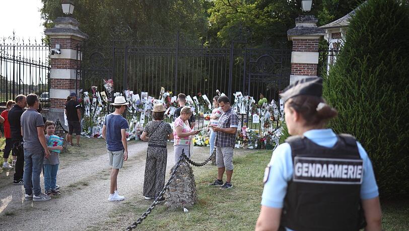 Fans verabschieden sich von Alain Delon am Tor von dessen Anwesen La Brûlerie im zentralfranzösischen Douchy. Fans verabschieden sich von Alain Delon am Tor von dessen Anwesen La Brûlerie im zentralfranzösischen Douchy.