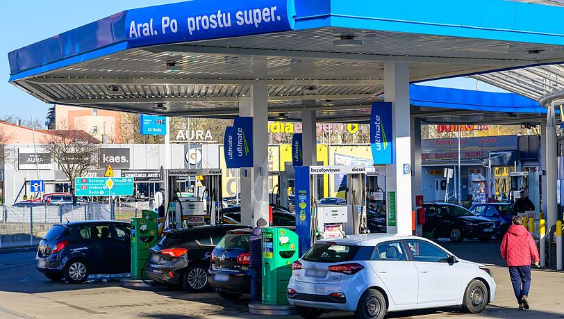 Polens Parlament hat eine Gesetzesänderung beschlossen, wonach Benzin und Diesel künftig geringer besteuert werden. (Archivbild) Polens Parlament hat eine Gesetzesänderung beschlossen, wonach Benzin und Diesel künftig geringer besteuert werden. (Archivbild)