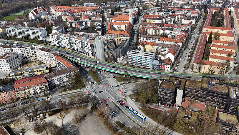 Blick vom Stadtteil Giesing auf die Candidstraße mit dem Candidplatz und den Mittleren Ring. Blick vom Stadtteil Giesing auf die Candidstraße mit dem Candidplatz und den Mittleren Ring.