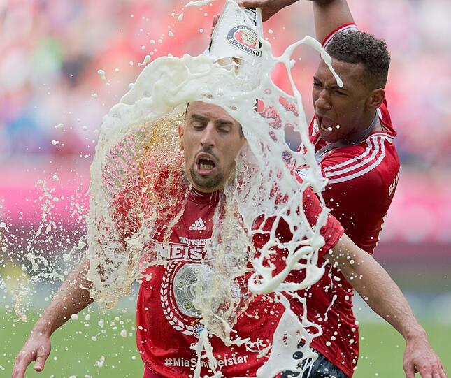 FRANCK RIBÉRY: Note 2. Der Spaßvogel der Mannschaft wurde zum Hasen auserkoren: Zuerst jagte ihn Alaba übers halbe Feld, dann auch noch der Rest der Truppe: Nach der ungefähr vierten Dusche in Folge machte er sich einfach lang und ließ es geschehen.