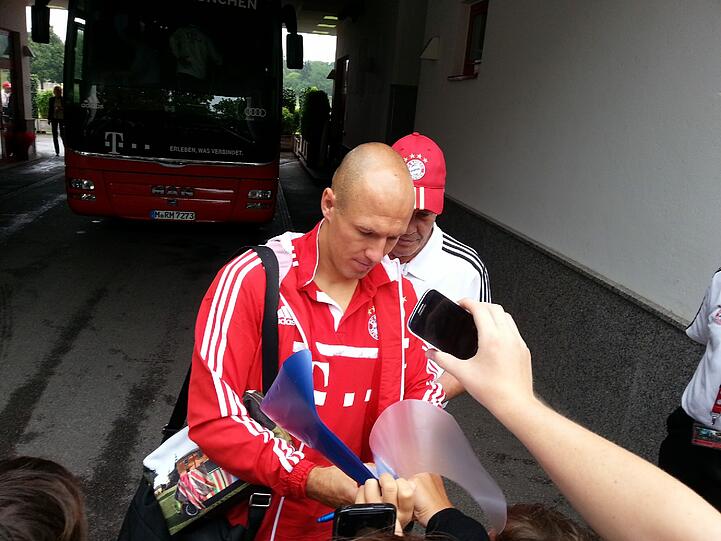 Auf dem Weg von der Säbener Straße zum Mannschaftshotel. Die Bayern-Stars gaben wartenden Fans vor dem Bundesliga-Auftakt noch ein paar Autogramme. Hier die Bilder.
