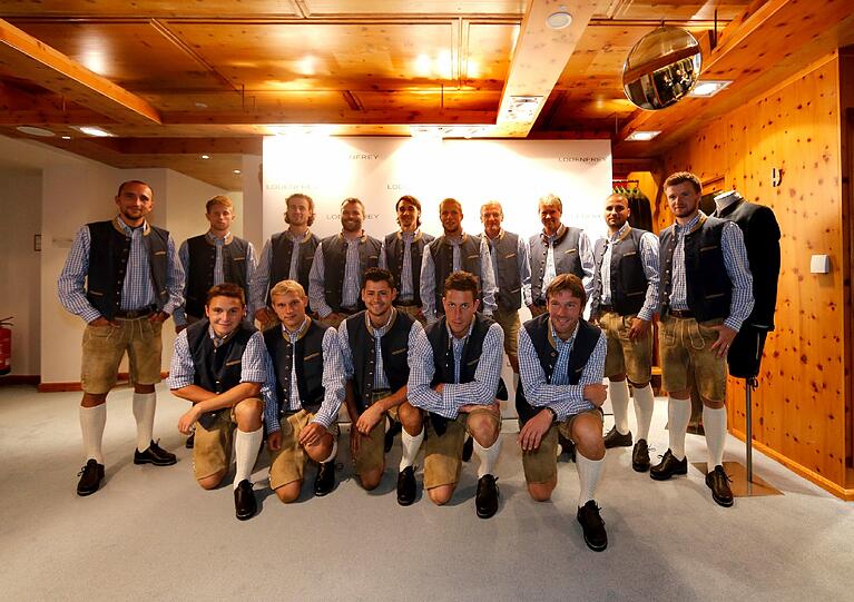 Die Löwen machen sich fit für die Wiesn: Am Dienstag wurde das Team um Trainer Friedhelm Funkel bei Loden Frey passend eingekleidet. Die Bilder!
