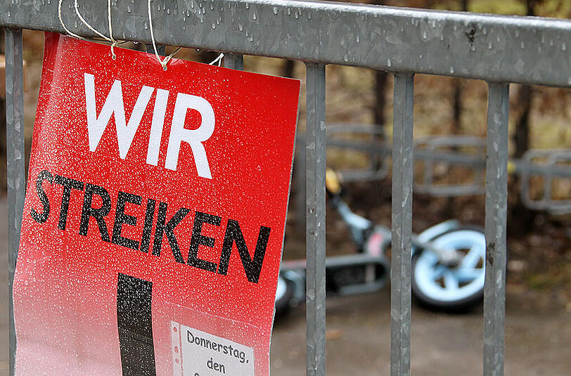 Protestschild auf einer Demonstration von Erziehern in Jena. Verdi hat die Tarifverhandlungen für gescheitert erklärt