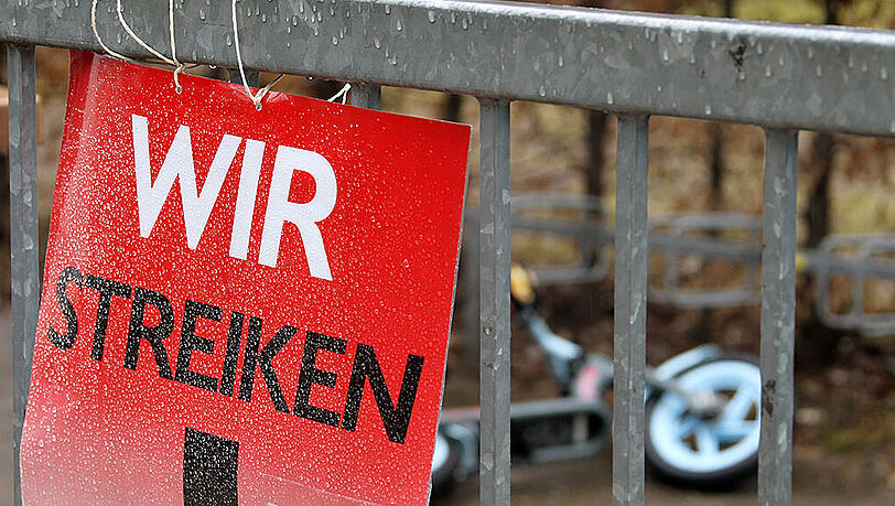 Protestschild auf einer Demonstration von Erziehern in Jena. Verdi hat die Tarifverhandlungen für gescheitert erklärt Protestschild auf einer Demonstration von Erziehern in Jena. Verdi hat die Tarifverhandlungen für gescheitert erklärt