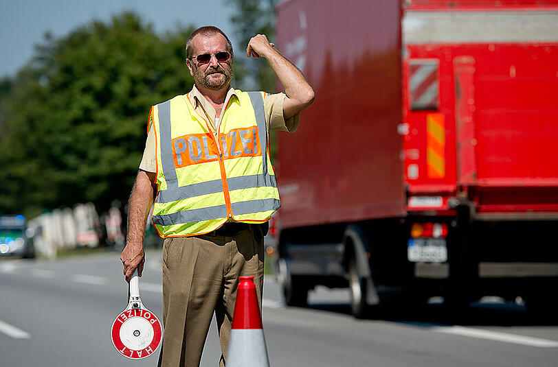 Bei einer Polizeikontrolle wie dieser wurde der Schleuser gestoppt und festgenommen.