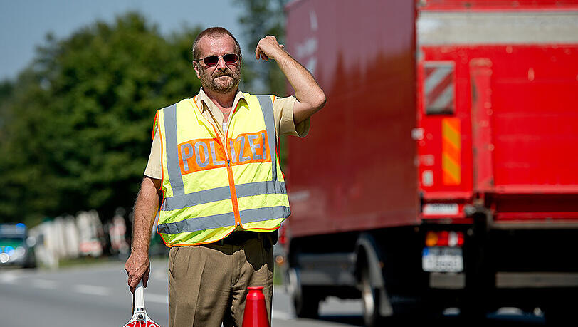 Bei einer Polizeikontrolle wie dieser wurde der Schleuser gestoppt und festgenommen.
