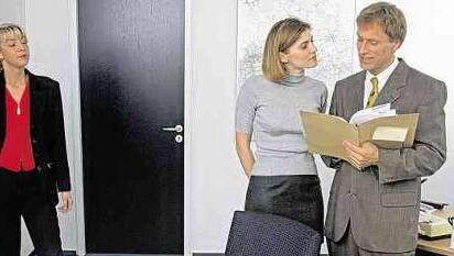 Wichtige Regel: An Betriebsgeheimnisse muss man sich auch unter Freunden am Arbeitsplatz halten und darf sie nicht ausplaudern. Wichtige Regel: An Betriebsgeheimnisse muss man sich auch unter Freunden am Arbeitsplatz halten und darf sie nicht ausplaudern.