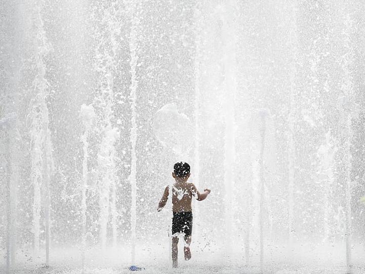 Einen Riesenspaß hat dieser kleiner Junge bei den heißen Temperaturen im Fontänenbrunnen in Sachsenhausen.