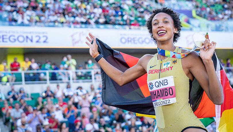 Die deutsche Weltmeisterin Malaika Mihambo (LG Kurpfalz) jubelt nach ihrem Sieg mit der Goldmedaille.