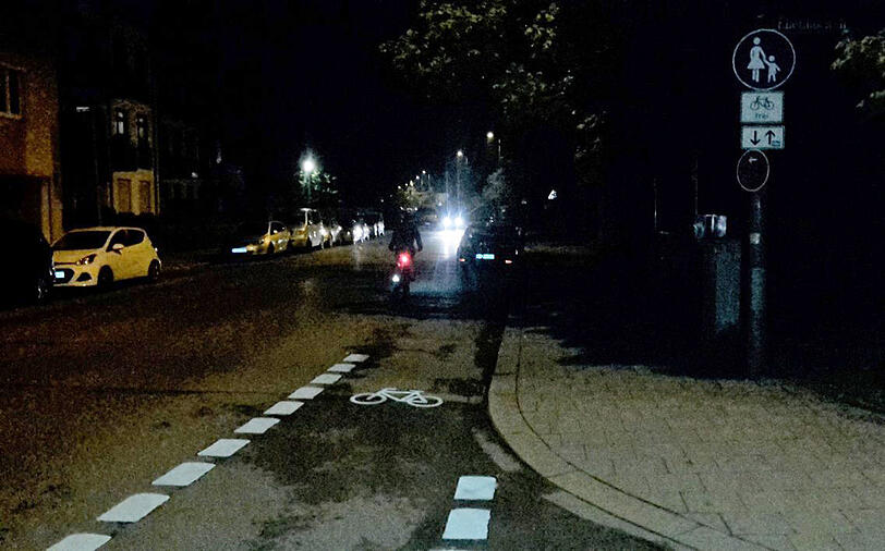 Im Dunkeln noch gefährlicher: Wer in der Georg-Habel-Straße nicht aufpasst, läuft Gefahr, gegen ein geparktes Auto zu knallen.