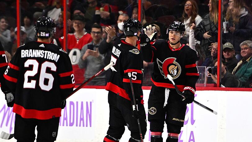 Traf beim 5:1-Sieg der Ottawa Senators gegen die Anahiem Ducks: Tim Stützle (r).