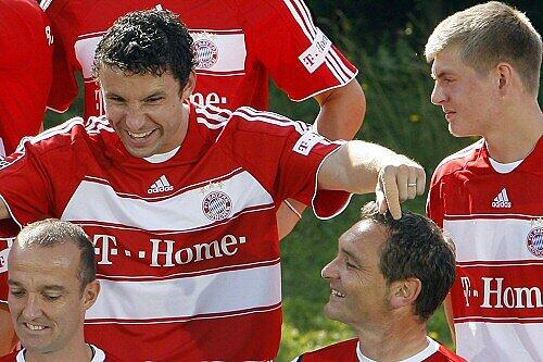 Mark van Bommel im Kreis seiner Mitspieler
