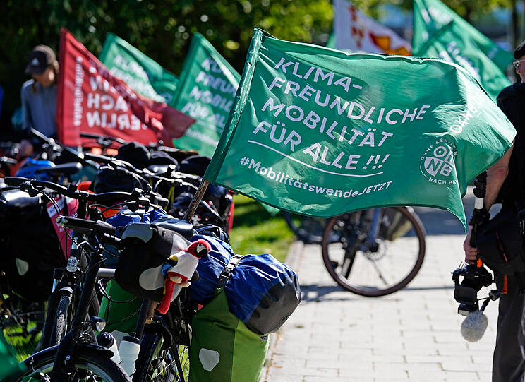 Fahrradkorso am Rande der Auto- und Verkehrsmesse IAA: Teilnehmer der Bewegung "Ohne Kerosin nach Bayern" haben Protestfahnen an ihren Rädern angebracht.