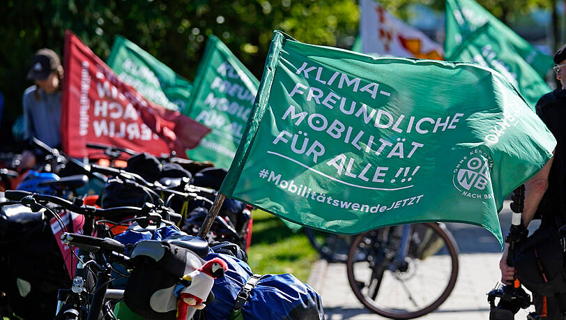 Fahrradkorso am Rande der Auto- und Verkehrsmesse IAA: Teilnehmer der Bewegung "Ohne Kerosin nach Bayern" haben Protestfahnen an ihren Rädern angebracht. Fahrradkorso am Rande der Auto- und Verkehrsmesse IAA: Teilnehmer der Bewegung "Ohne Kerosin nach Bayern" haben Protestfahnen an ihren Rädern angebracht.
