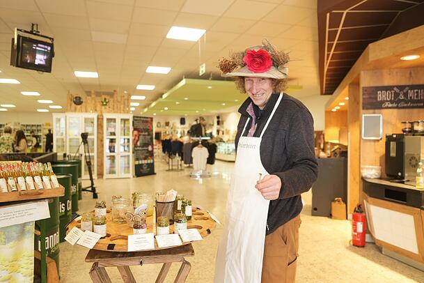 Paul Stoiber stellt Pesto her, einige davon beinhalten Hanf.