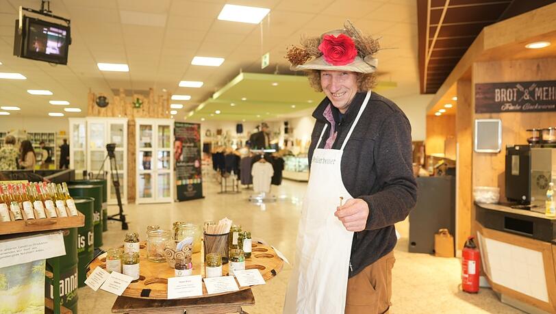Paul Stoiber stellt Pesto her, einige davon beinhalten Hanf. Paul Stoiber stellt Pesto her, einige davon beinhalten Hanf.
