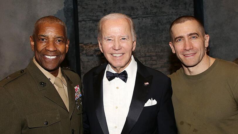 Joe Biden posiert zwischen Othello Denzel Washington (l.) und Jago Jake Gyllenhaal.