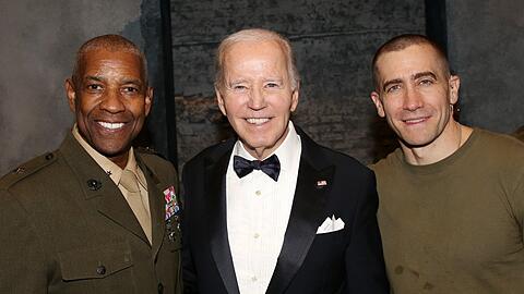 Joe Biden posiert zwischen Othello Denzel Washington (l.) und Jago Jake Gyllenhaal.