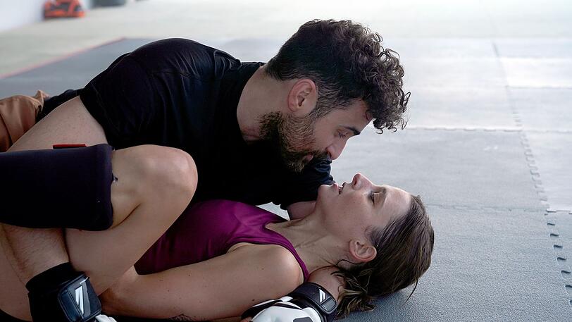 Profis mit Leidenschaft: Helen Schilling (Svenja Jung) und ihr Mann Cem (Ugur Kaya) zeigen ihre Liebe auch beim Training. Profis mit Leidenschaft: Helen Schilling (Svenja Jung) und ihr Mann Cem (Ugur Kaya) zeigen ihre Liebe auch beim Training.