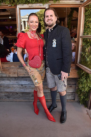 Joelina Drews und Adrian Louis: Die beiden sind einfach ein modernes junges Paar. Joelina setzt auf den Supertrend Mieder und Lederhose. Und sie als "Showgirl" kann es super tragen. Und Adrian setzt perfekt auf Klassik. Den kleinen Twist bekommt er mit seinem Kini-Anstecker. Joelina Drews und Adrian Louis: Die beiden sind einfach ein modernes junges Paar. Joelina setzt auf den Supertrend Mieder und Lederhose. Und sie als "Showgirl" kann es super tragen. Und Adrian setzt perfekt auf Klassik. Den kleinen Twist bekommt er mit seinem Kini-Anstecker.