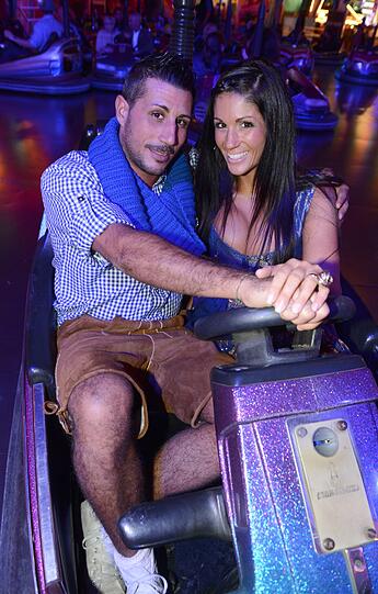Die Teilnehmerin der RTL-Sendung "Bachelor", die Marketing und PR-Mangerin Anja Polzer fährt mit ihrem Freund Salvatore Vitanza Autoscooter.