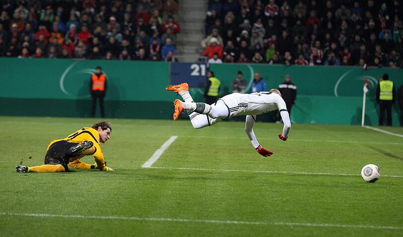 Das Foul an Arjen Robben in Bildern!