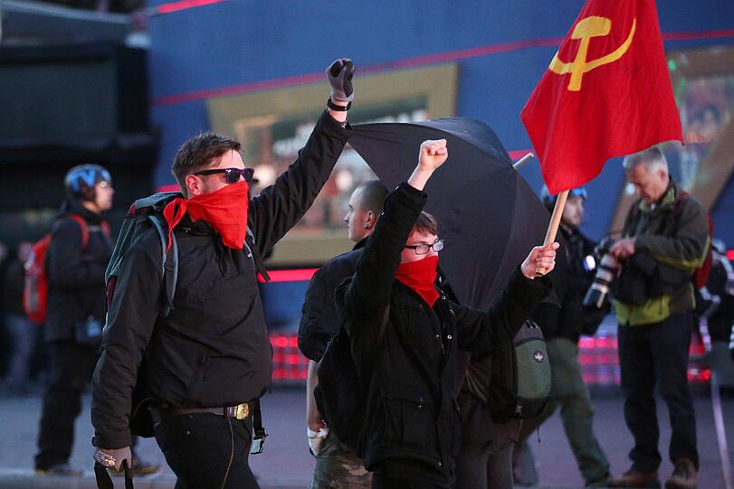 In Hamburg kam es bei zwei "revolutionären" Demonstrationen am Freitagabend zu Ausschreitungen. Die «Revolutionäre 1. Mai»-Demo in der Hansestadt stand unter dem Motto «Hamburg sieht rot»