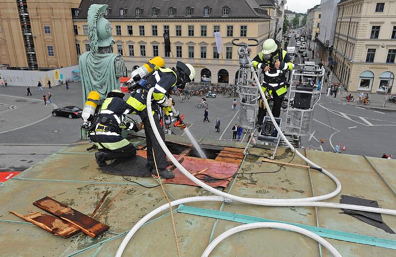 Ein Blitz traf am Montag das Dach des Hofgartentores und setzte einen Balken in Brand. Die Bilder vom Feuerwehreinsatz!