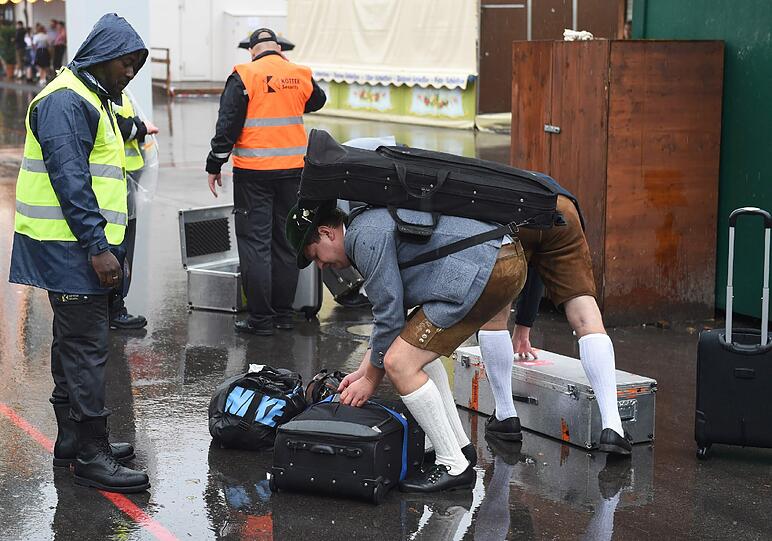 Trotz Rucksack- und Taschenverbot müssen manchen Wiesngänger ihr Equipement transportieren. Vor allem Bedienstete und Musiker müssen ihr Werkzeug bzw. ihre Instrumente in Taschen auf die Theresienwiese bringen. Aber auch hier machen die Ordner keine Außnahme, nachgeschaut wird überall.