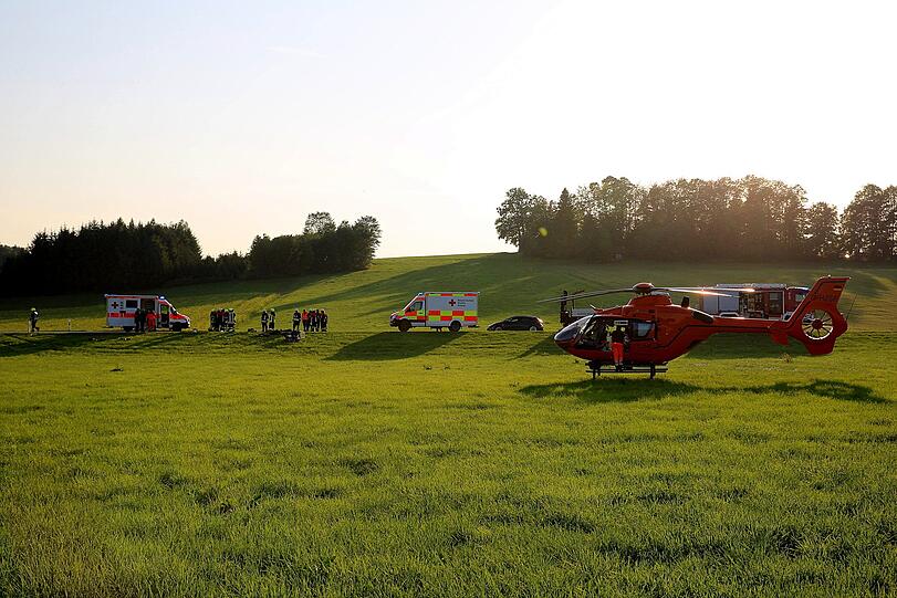 Das Motorrad wurde bei dem Unfall auf eine Wiese geschleudert. Zwei Menschen sind schwer verletzt.