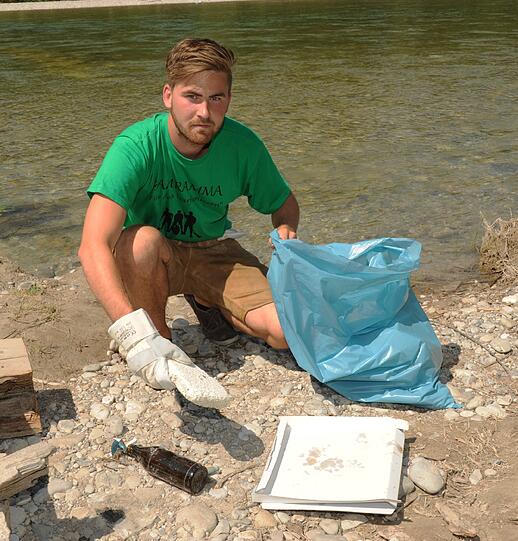 Heiße Sache: Die Burschen aus Thalkirchen und viele Helfer von rundum rückten bei drückender Hitze dem Müll an der Isar zu Leibe. Das Motto: Zammramma!
